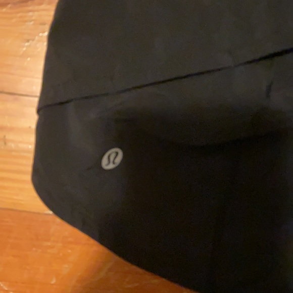 Lululemon shorts size 6 - Picture 3 of 4